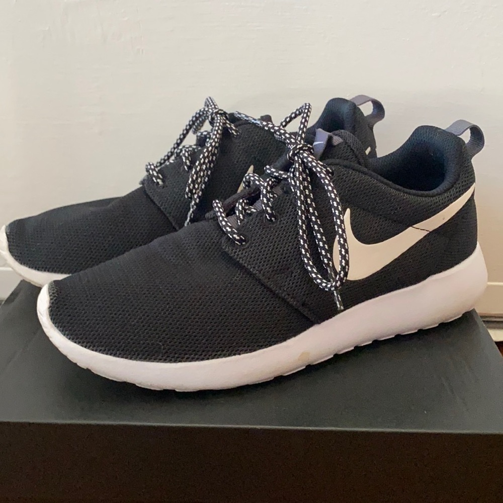 black nike roshe